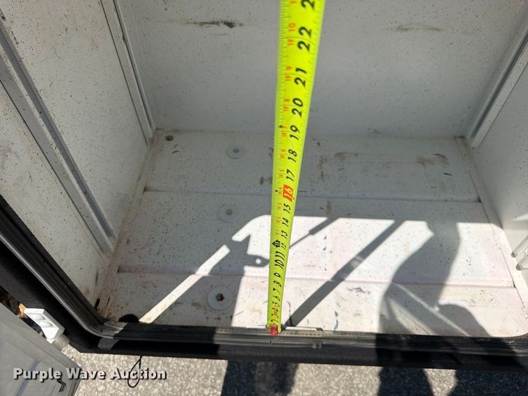 image for item FU4588 2019 Peterbilt 348 fuel and lube truck