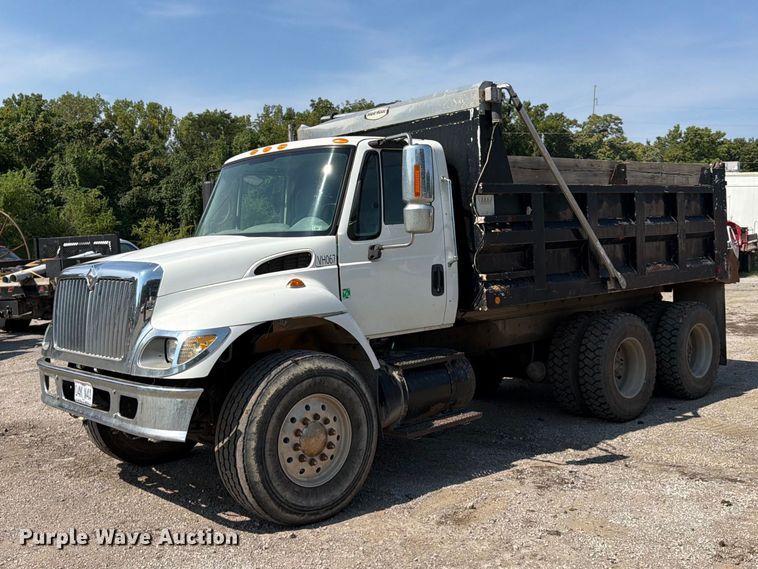 2004 International 7400 dump truck