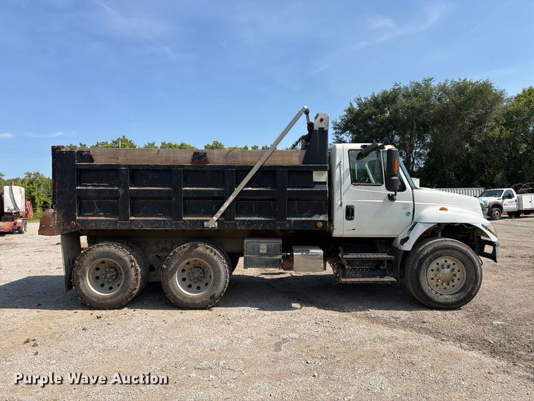 image for item FU4594 2004 International 7400 dump truck