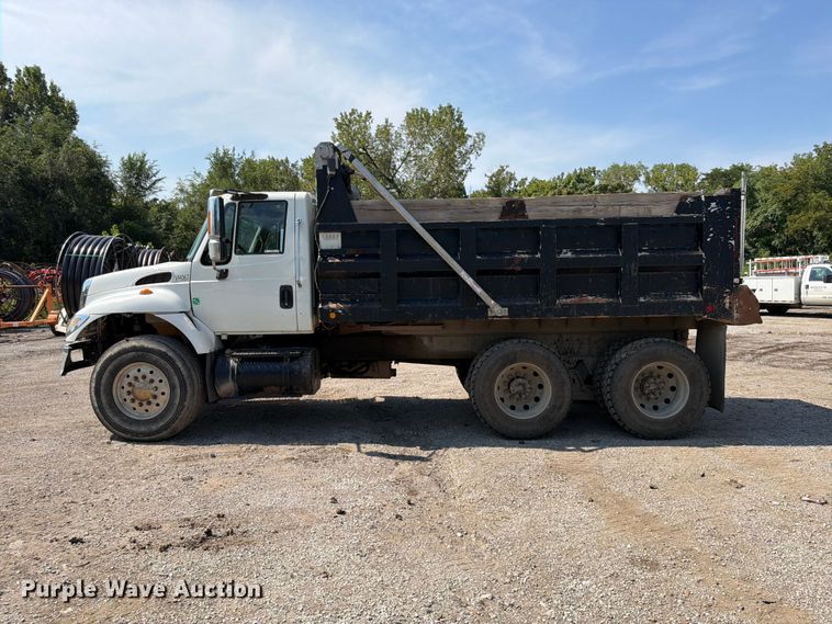 image for item FU4594 2004 International 7400 dump truck