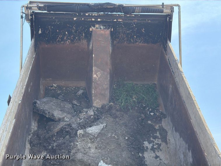 image for item FU4594 2004 International 7400 dump truck