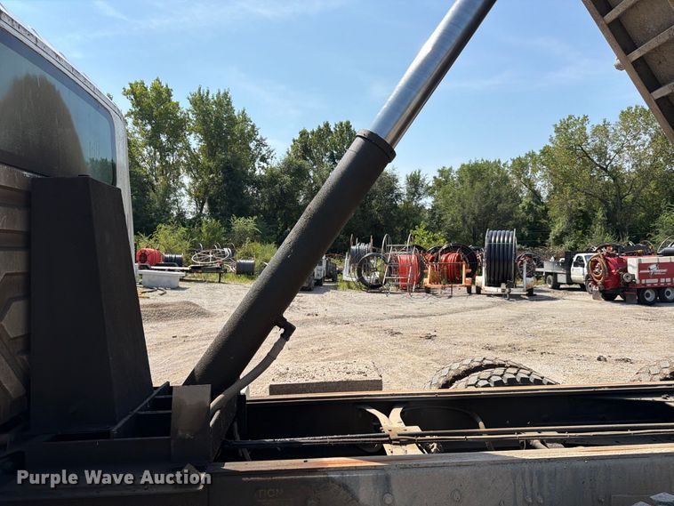 image for item FU4594 2004 International 7400 dump truck
