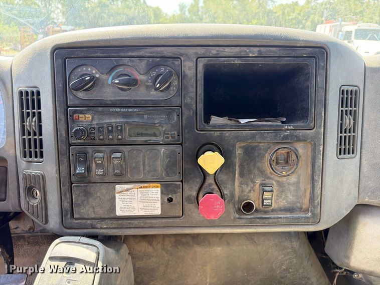 image for item FU4594 2004 International 7400 dump truck