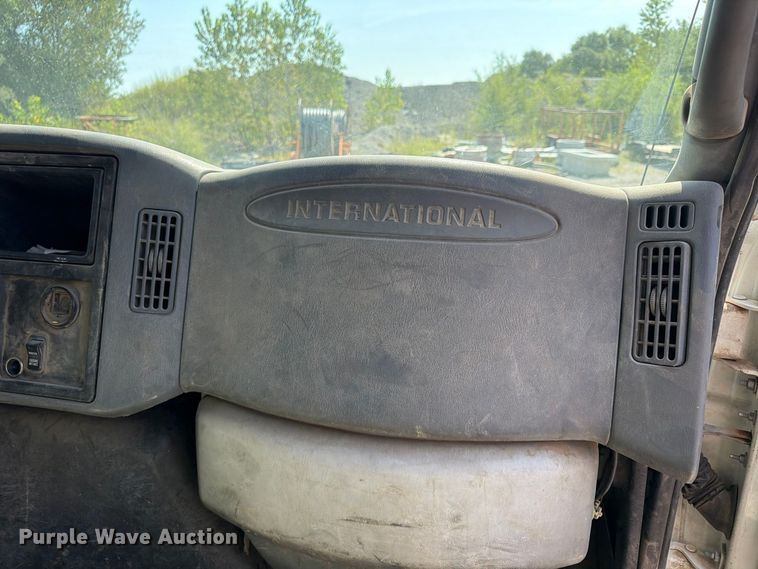 image for item FU4594 2004 International 7400 dump truck