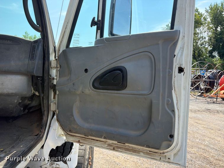 image for item FU4594 2004 International 7400 dump truck