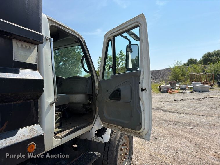 image for item FU4594 2004 International 7400 dump truck