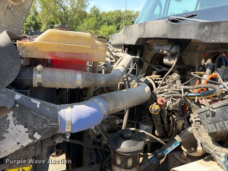 image for item FU4594 2004 International 7400 dump truck