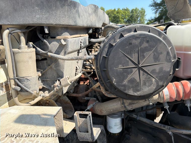 image for item FU4594 2004 International 7400 dump truck