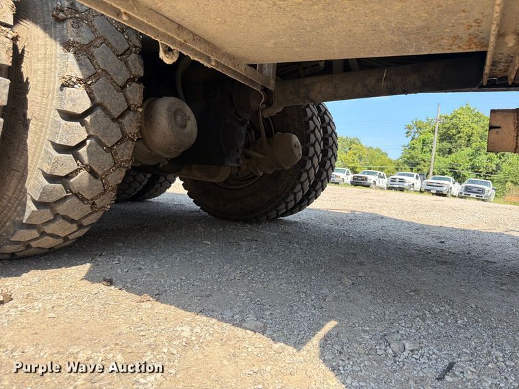 image for item FU4594 2004 International 7400 dump truck
