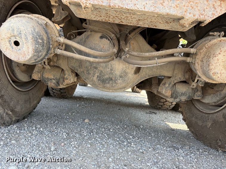 image for item FU4594 2004 International 7400 dump truck