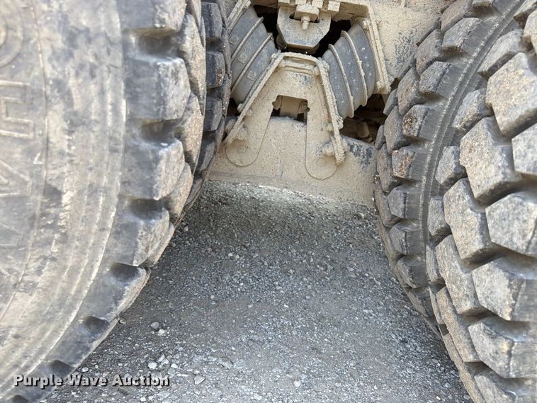 image for item FU4594 2004 International 7400 dump truck