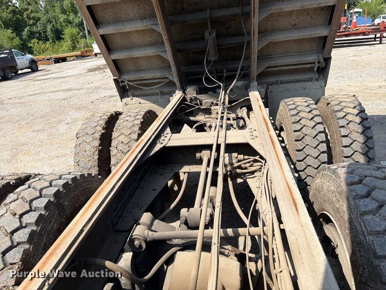 image for item FU4594 2004 International 7400 dump truck