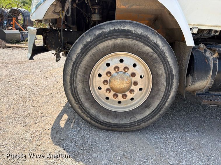 image for item FU4594 2004 International 7400 dump truck