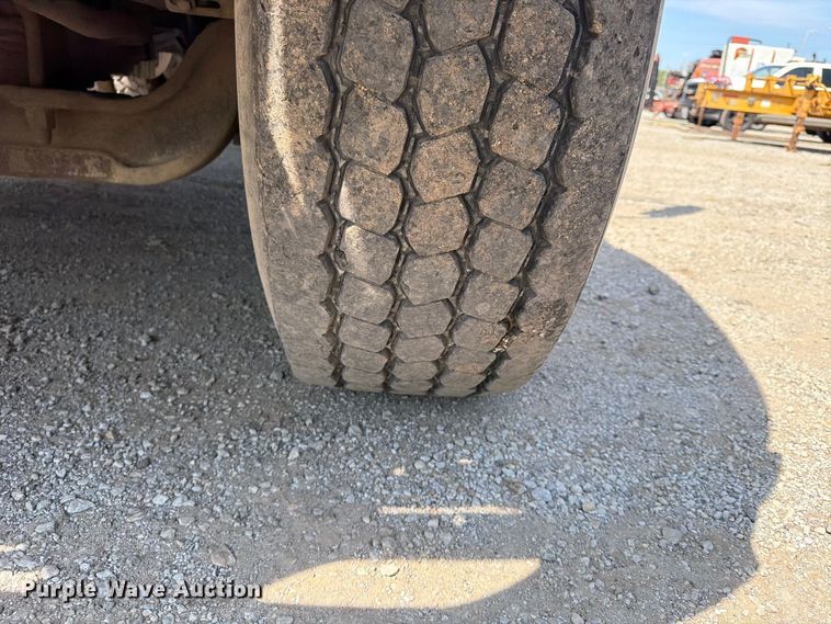 image for item FU4594 2004 International 7400 dump truck