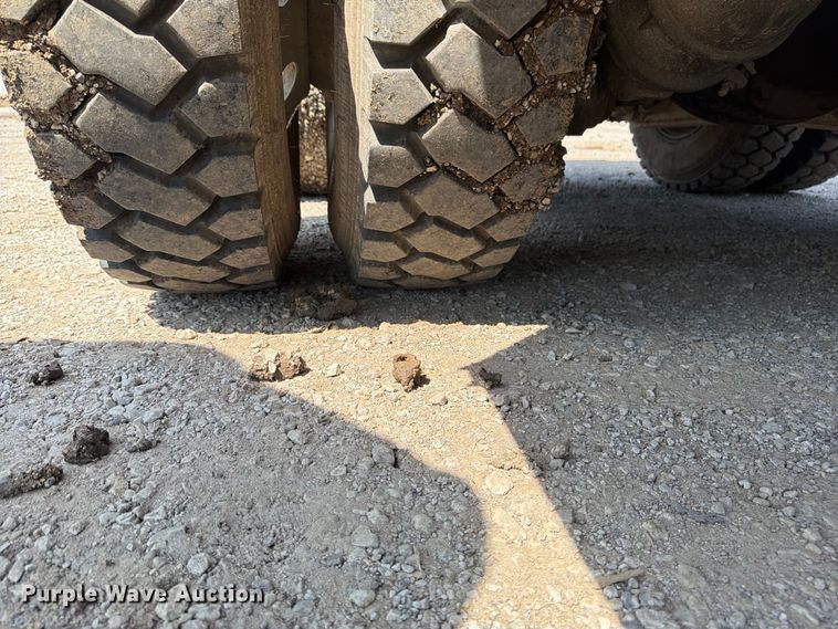 image for item FU4594 2004 International 7400 dump truck