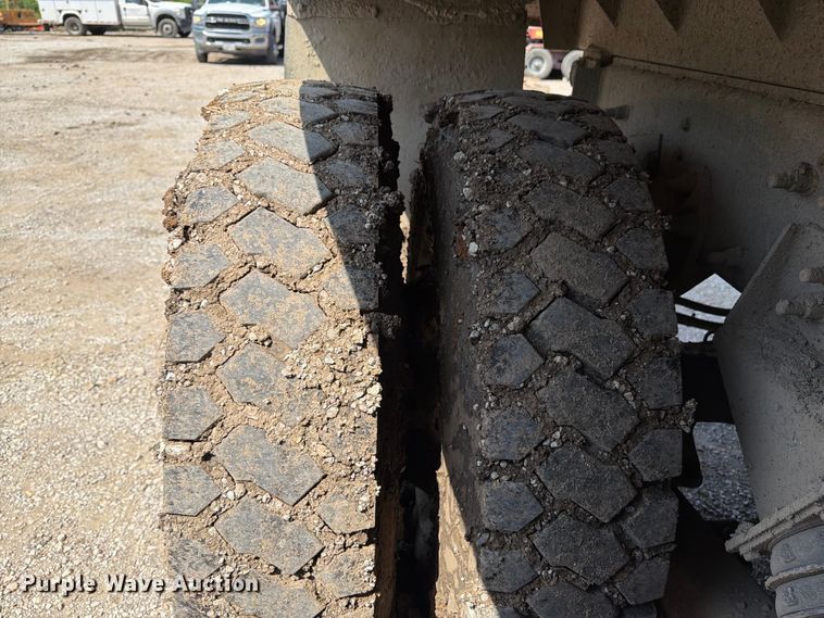image for item FU4594 2004 International 7400 dump truck