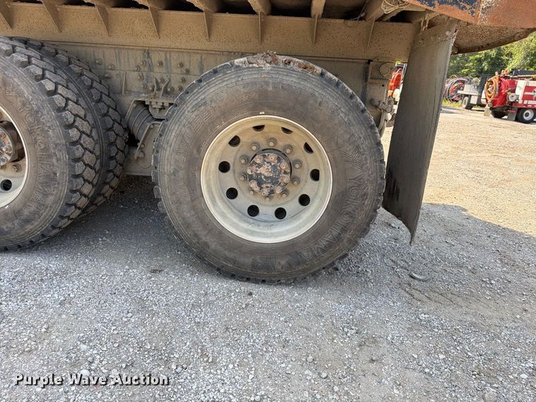 image for item FU4594 2004 International 7400 dump truck
