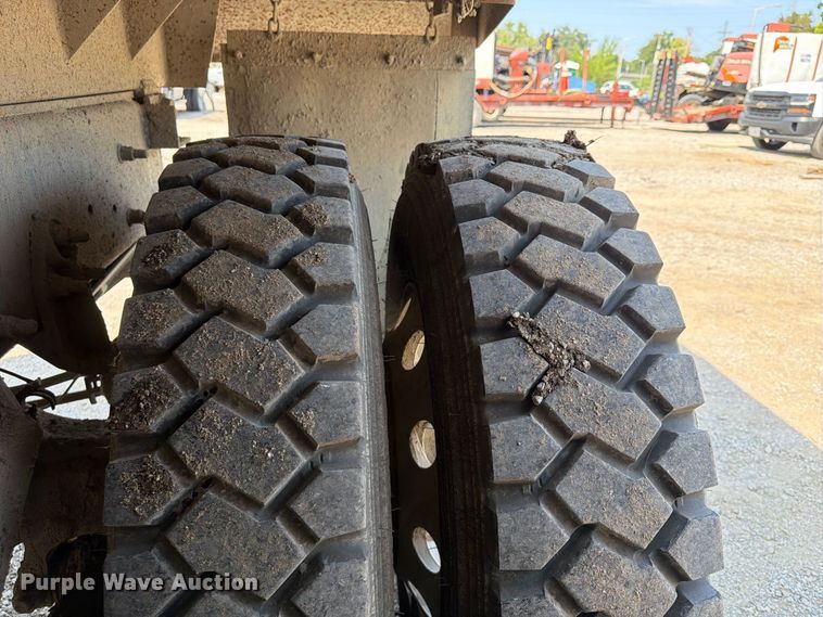 image for item FU4594 2004 International 7400 dump truck