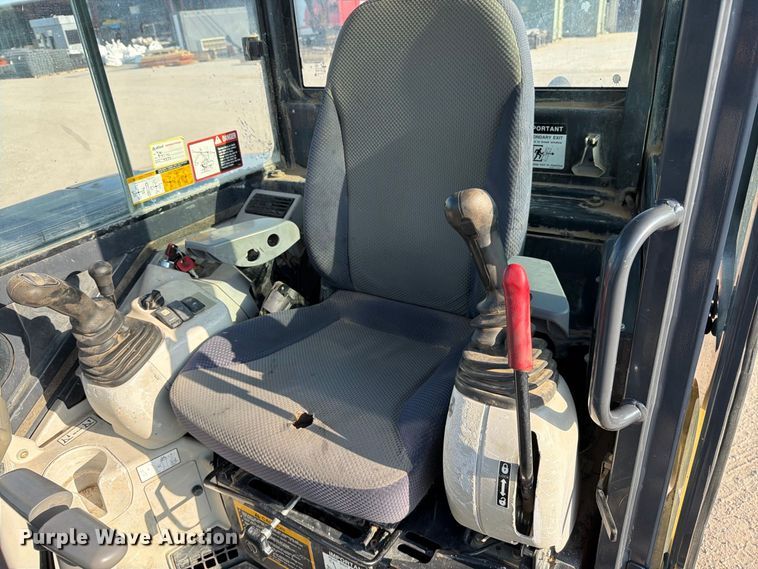 image for item MZ9893 2013 John Deere 60G mini excavator