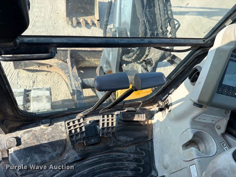 image for item MZ9893 2013 John Deere 60G mini excavator