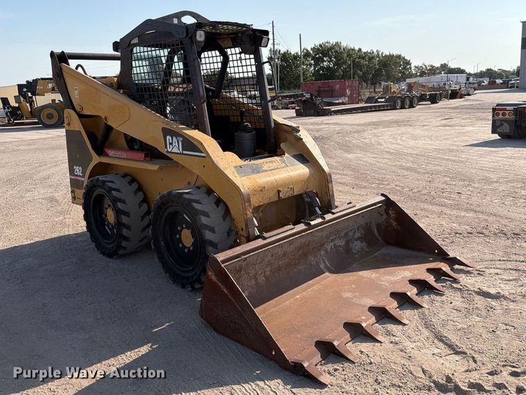 image for item MZ9895 2004 Caterpillar 262 skid steer loader