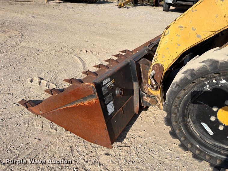 image for item MZ9895 2004 Caterpillar 262 skid steer loader