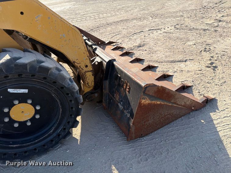 image for item MZ9895 2004 Caterpillar 262 skid steer loader