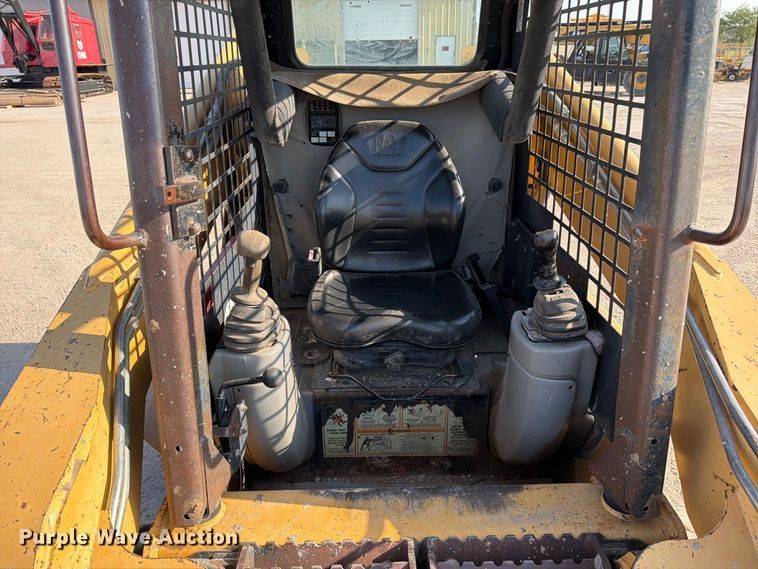 image for item MZ9895 2004 Caterpillar 262 skid steer loader