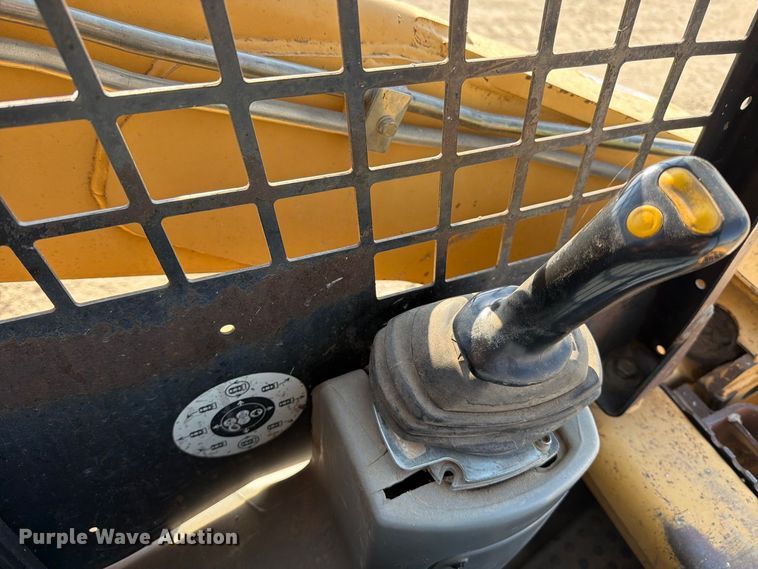 image for item MZ9895 2004 Caterpillar 262 skid steer loader
