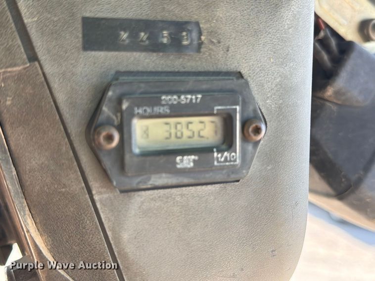 image for item MZ9895 2004 Caterpillar 262 skid steer loader