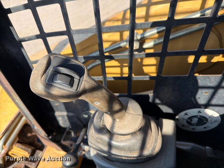 image for item MZ9895 2004 Caterpillar 262 skid steer loader
