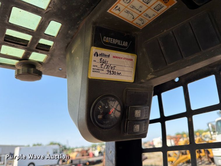 image for item MZ9895 2004 Caterpillar 262 skid steer loader