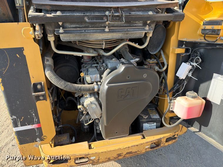 image for item MZ9895 2004 Caterpillar 262 skid steer loader