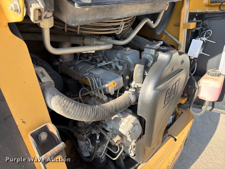 image for item MZ9895 2004 Caterpillar 262 skid steer loader