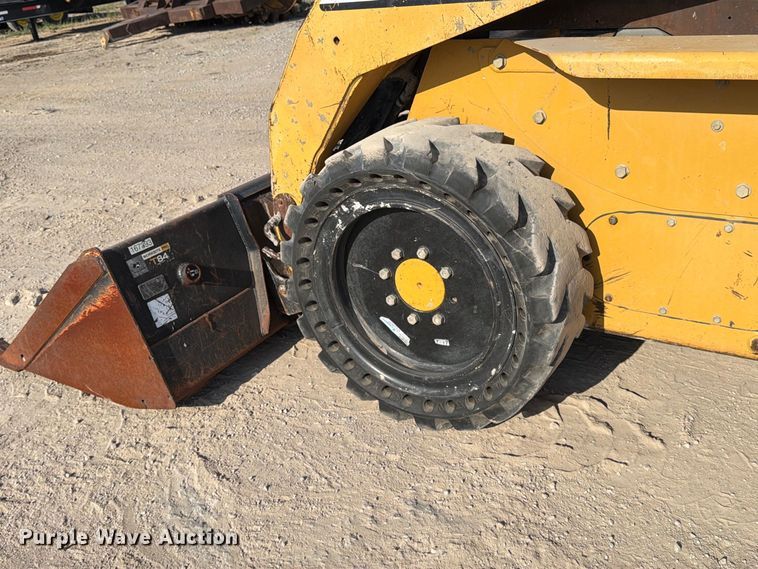image for item MZ9895 2004 Caterpillar 262 skid steer loader