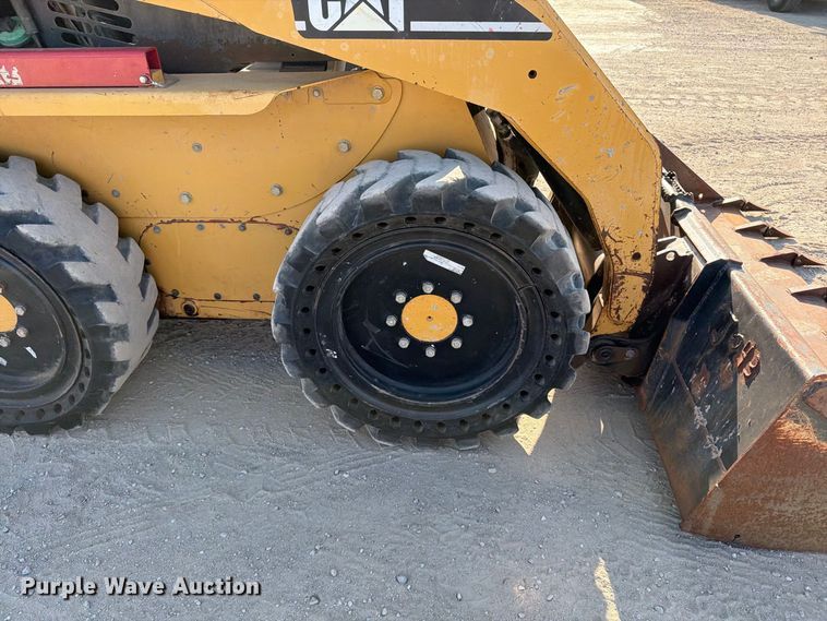 image for item MZ9895 2004 Caterpillar 262 skid steer loader