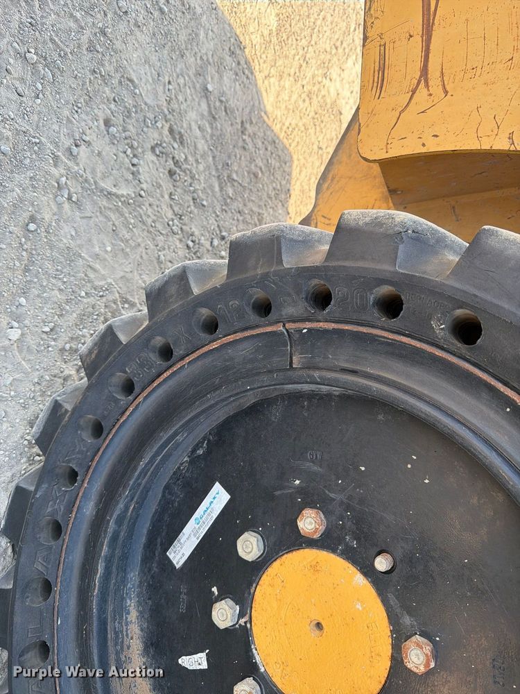 image for item MZ9895 2004 Caterpillar 262 skid steer loader