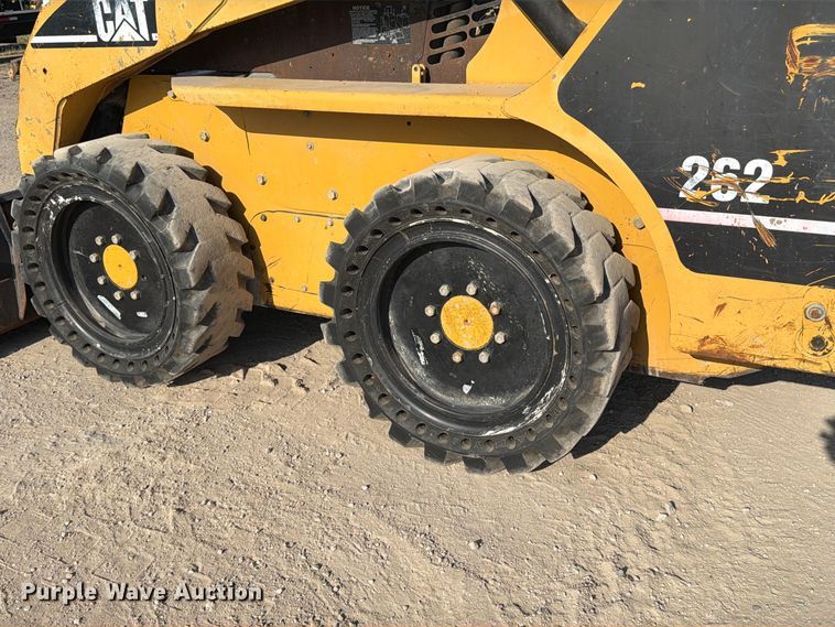 image for item MZ9895 2004 Caterpillar 262 skid steer loader