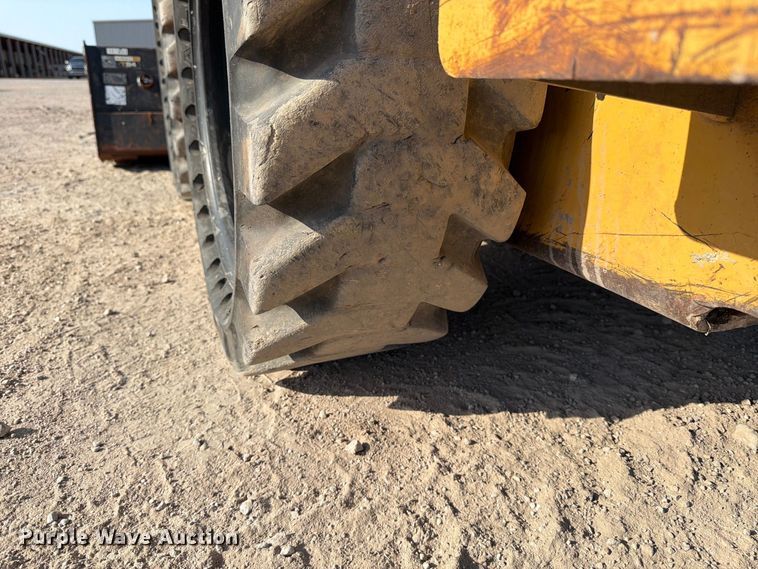 image for item MZ9895 2004 Caterpillar 262 skid steer loader