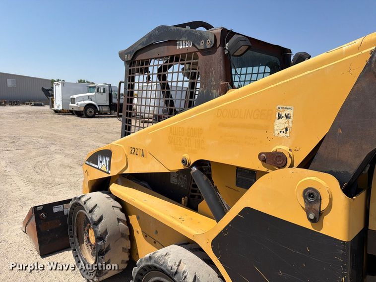 image for item MZ9905 2002 Caterpillar 262 skid steer loader