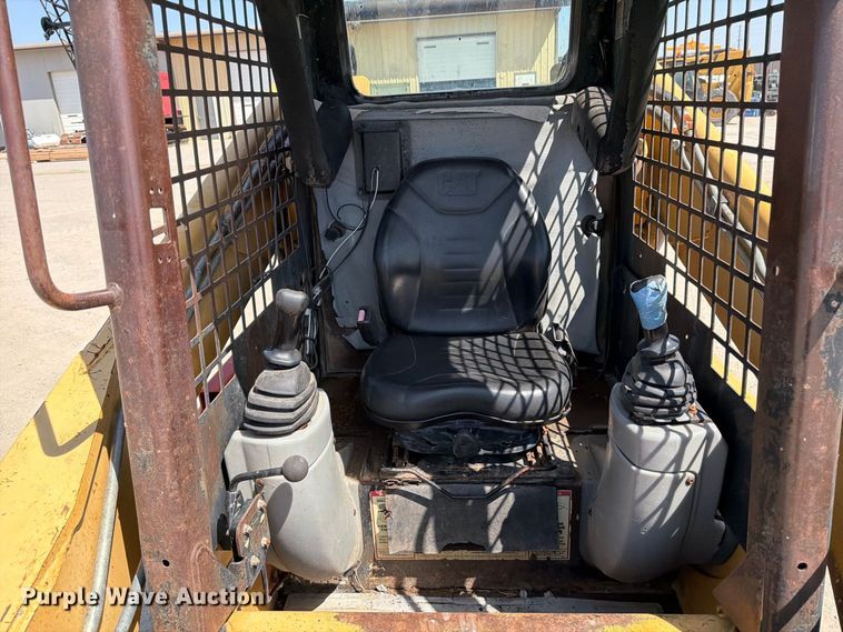 image for item MZ9905 2002 Caterpillar 262 skid steer loader