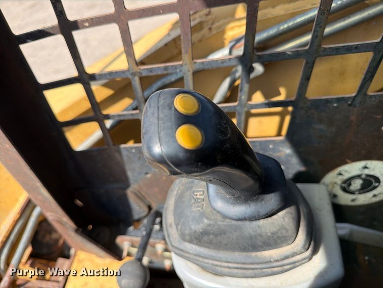 image for item MZ9905 2002 Caterpillar 262 skid steer loader
