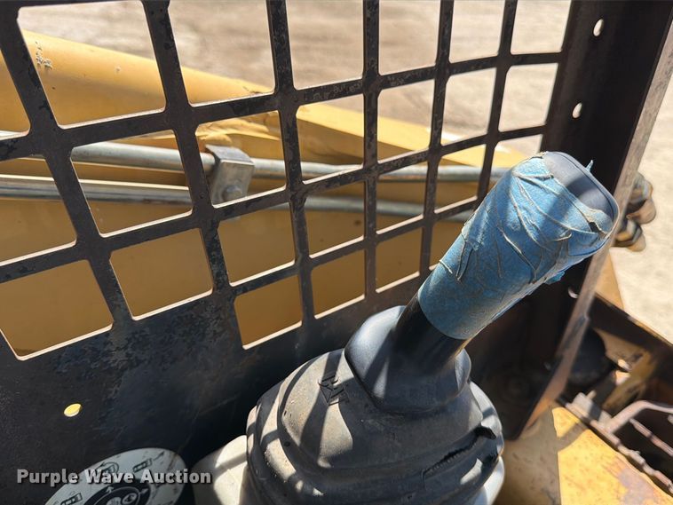 image for item MZ9905 2002 Caterpillar 262 skid steer loader