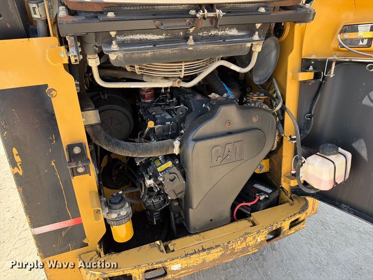 image for item MZ9905 2002 Caterpillar 262 skid steer loader
