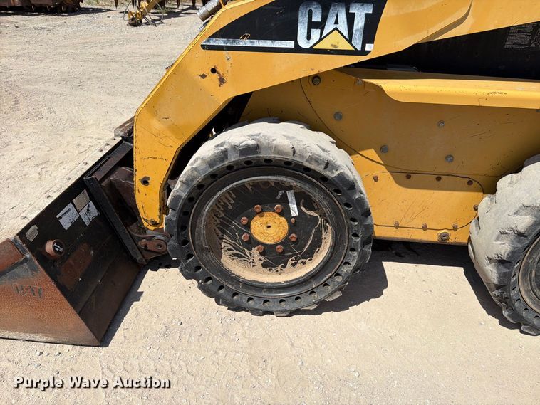 image for item MZ9905 2002 Caterpillar 262 skid steer loader