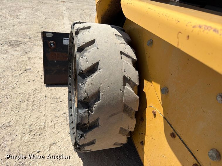image for item MZ9905 2002 Caterpillar 262 skid steer loader