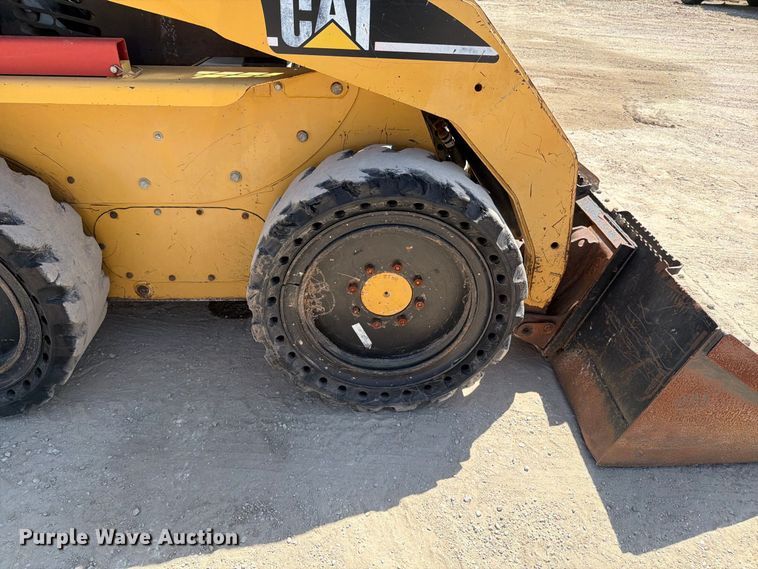 image for item MZ9905 2002 Caterpillar 262 skid steer loader