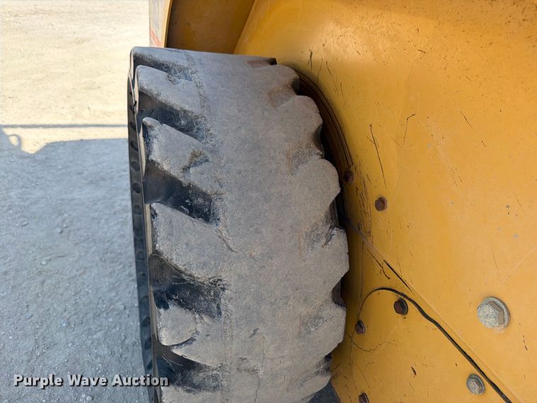 image for item MZ9905 2002 Caterpillar 262 skid steer loader