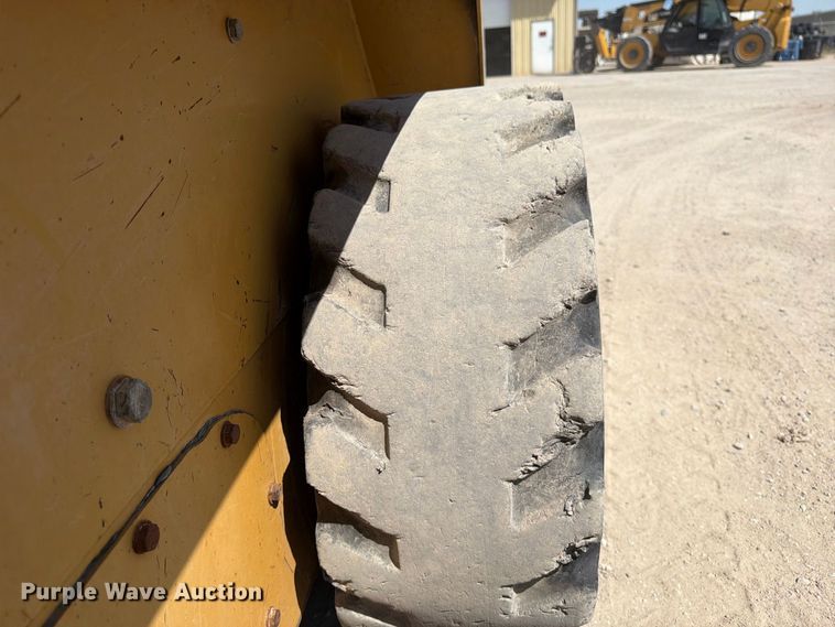 image for item MZ9905 2002 Caterpillar 262 skid steer loader