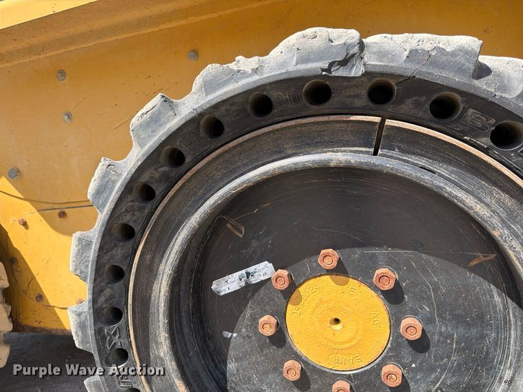 image for item MZ9905 2002 Caterpillar 262 skid steer loader